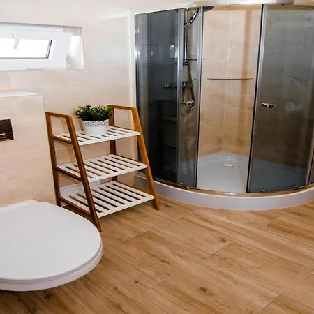 Chic Homes For Up To 6 People In ウストカ